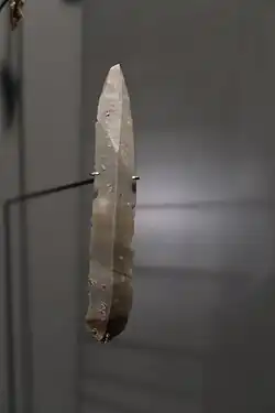 Burin paléolithique d'il y a 15000 à 1200 ans, trouvé dans la grotte de La Roche, à Lalinde, exposé au Musée des Confluences à Lyon, 2019