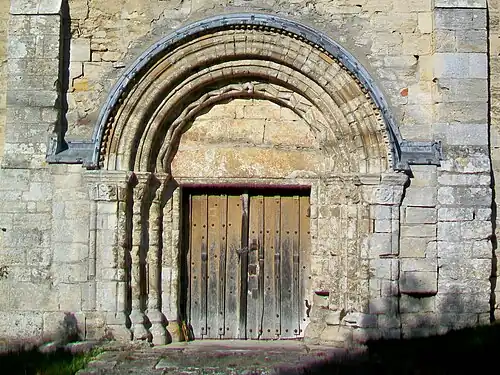 Portail latéral de l'église Saint-Lucien de Bury.
