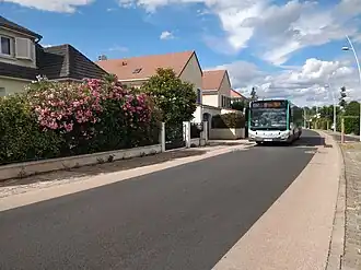 La ligne de bus RATP 297 dans la route de Montjean.