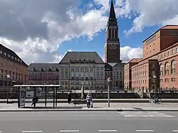 Hotel de ville, vue frontale avec l’opéra a son droite