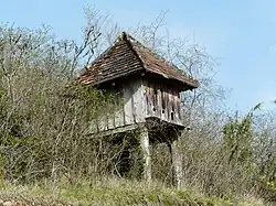 Petit pigeonnier en bois en bordure de la RD 2.
