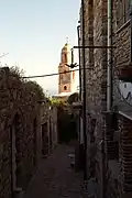 Vue du clocher de l'église Sant'Egidio depuis les ruelles de la partie supérieure de Bussana Vecchia
