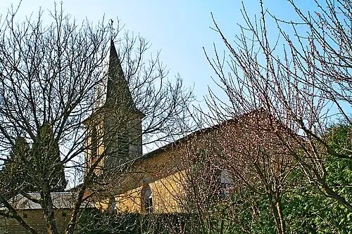 simple vaisseau à clocher carré.