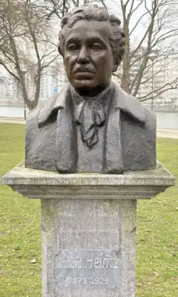 Photographie d'un buste placé sur un piédestal.