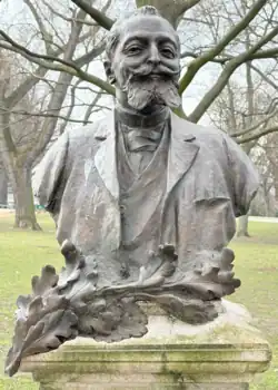 Photographie d'un buste placé sur un piédestal.