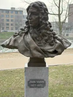 Photographie d'un buste placé sur un piédestal.