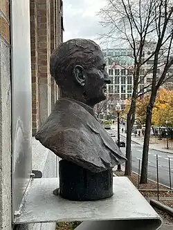 Sculpture de Félix Benneteau-Desgrois située à Québec représentant l'homme d'affaires québécois Oscar Gilbert