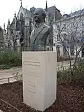 Buste en bronze de Robert Galley. Place de la Libération à Troyes, France