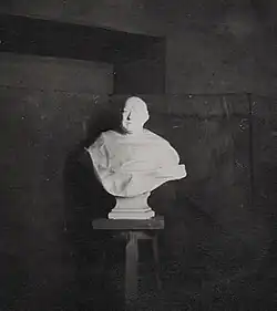 Buste par Philippe Besnard.