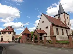 École, ancien corps de garde et église protestante Saint-Sixte.
