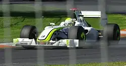 Photo de la BGP 001 vue de l'avant, en piste, aux mains de Button