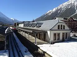 Le bâtiment voyageurs vu depuis la passerelle menant à la gare de Chamonix-Montenvers.