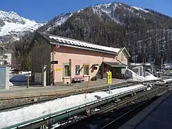 Le bâtiment voyageurs vu depuis le quai situé le long de la voie B.