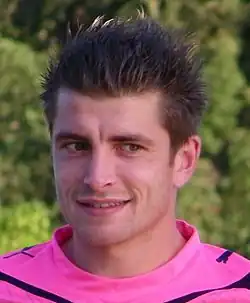 Cou et visage d'un homme de trois-quart face. Arrière-plan neutre.