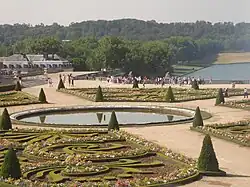 Le jardin de Versailles comprend 700 topiaires avec 64 gabarits différents.