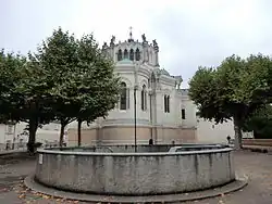 Au premier plan, l'escalier d'accès à l'église ; au second plan, la basilique.