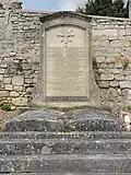 Pierre tombale mentionnant Alexis Benigne Henri Bertier de Sauvigny, mort en 1916.