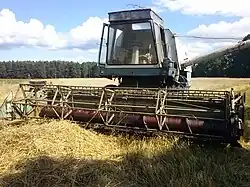 Moissonneuse batteuse E 512.