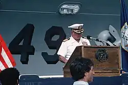 photo du capitaine devant des micros