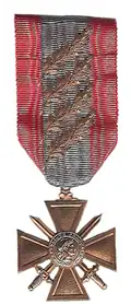 Croix de guerre des TOE avec quatre palmes.