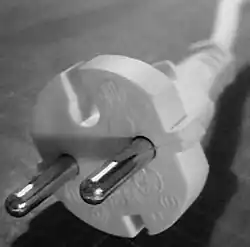 Prise mâle 16&nbsp;A monophasé sans terre (domestique).