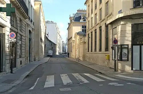 La rue Saint-Dominique au niveau de la rue de Bourgogne, vers le boulevard Saint-Germain.