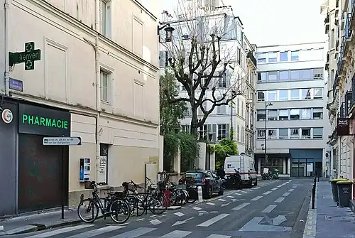 La rue vue de la rue des Dames..