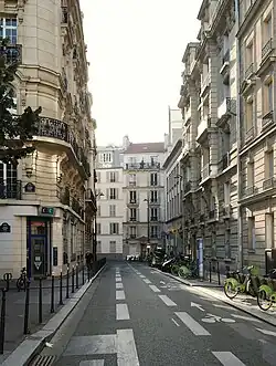 La rue vue de la place Richard-Baret.