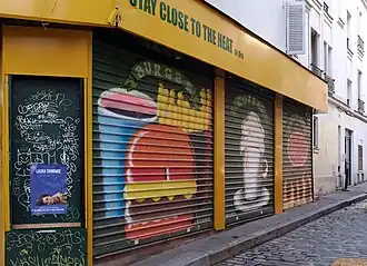 Boutique à l'angle de l'avenue de Clichy.