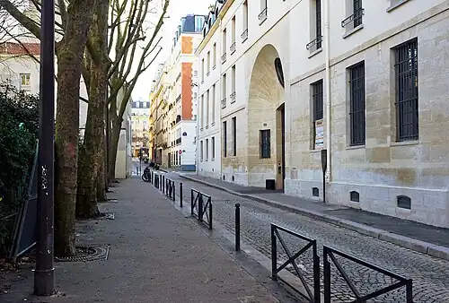 La rue Scipion avec le numéro 13 à droite (grand porche) et le square Théodore-Monod à gauche.