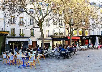 Le bas de la rue et ses terrasses.