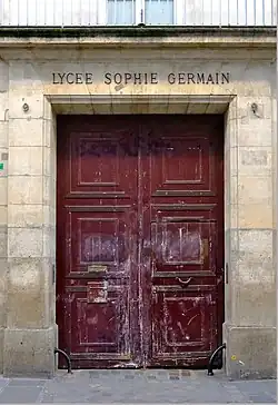 Numéro 9 : entrée du lycée Sophie-Germain.