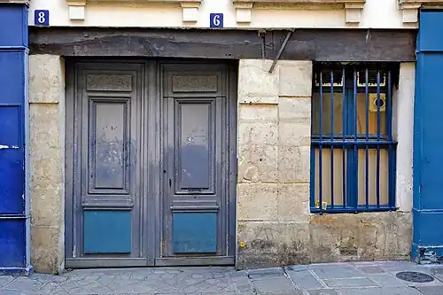 Numéros 6 et 8 : vieille maison..