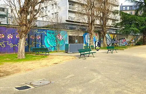 Fresques sur un mur du square.