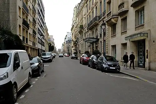 La rue à proximité du n°6 ; en arrière-plan, la place François Ier.