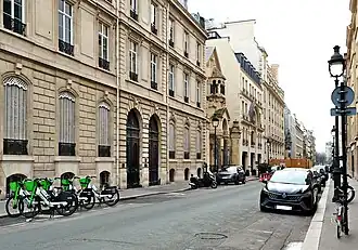 La rue à proximité du n°11bis ; en arrière-plan, la place de la Reine-Astrid.