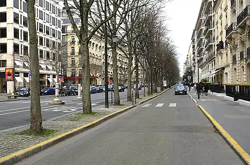 Une contre-allée de l'avenue.