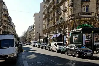 Le haut de l'avenue, au niveau de La Muette.