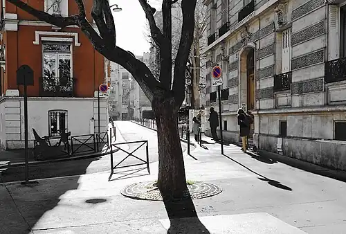 La rue vue depuis l'avenue Mozart.