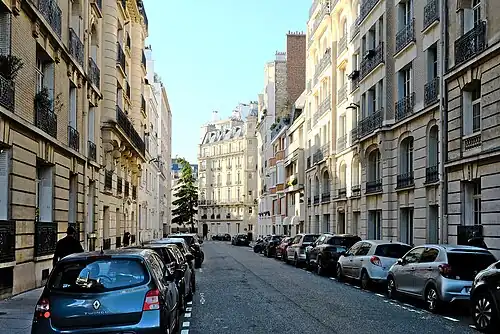 La rue vue depuis l'avenue Théophile-Gautier.
