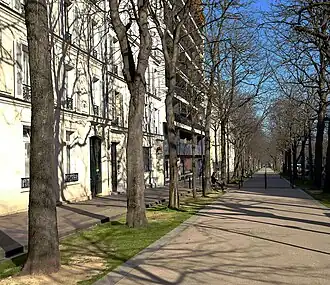 Une allée du boulevard à proximité de la place Denfert-Rochereau.