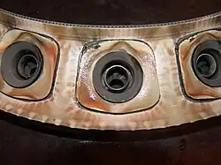 pièce de métal en forme d'anneau, petites buses d'injection.