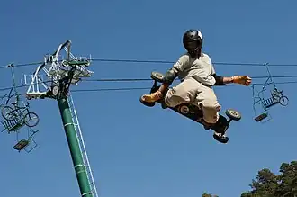 En l'absence de porte-vélo à nacelle spécifique, les vélos sont accrochés aux sièges de télésiège.