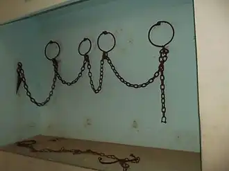 Chaînes au musée de l'esclavage.