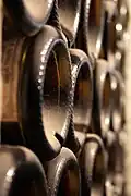 Dans les caves de la ville se trouvent les bouteilles des plus réputées au monde.