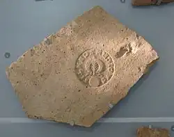 Brique du toit du portique, estampillée avec la marque du fabricant.