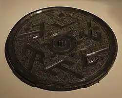 Photographie montrant un miroir dont la description est précisée ci-après.