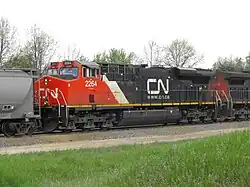 ES44DC du Canadian National munie du pare-brise spécial (incurvé vers le bas dans les coins) de cette compagnie.