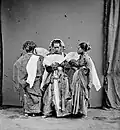 Danse Pajoge exécutée par des jeunes filles bugis de la région de Maros (1870)