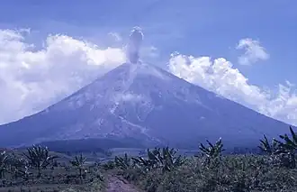 Vue de l'Argapura duquel s'élèvent des panaches de fumerolles.
